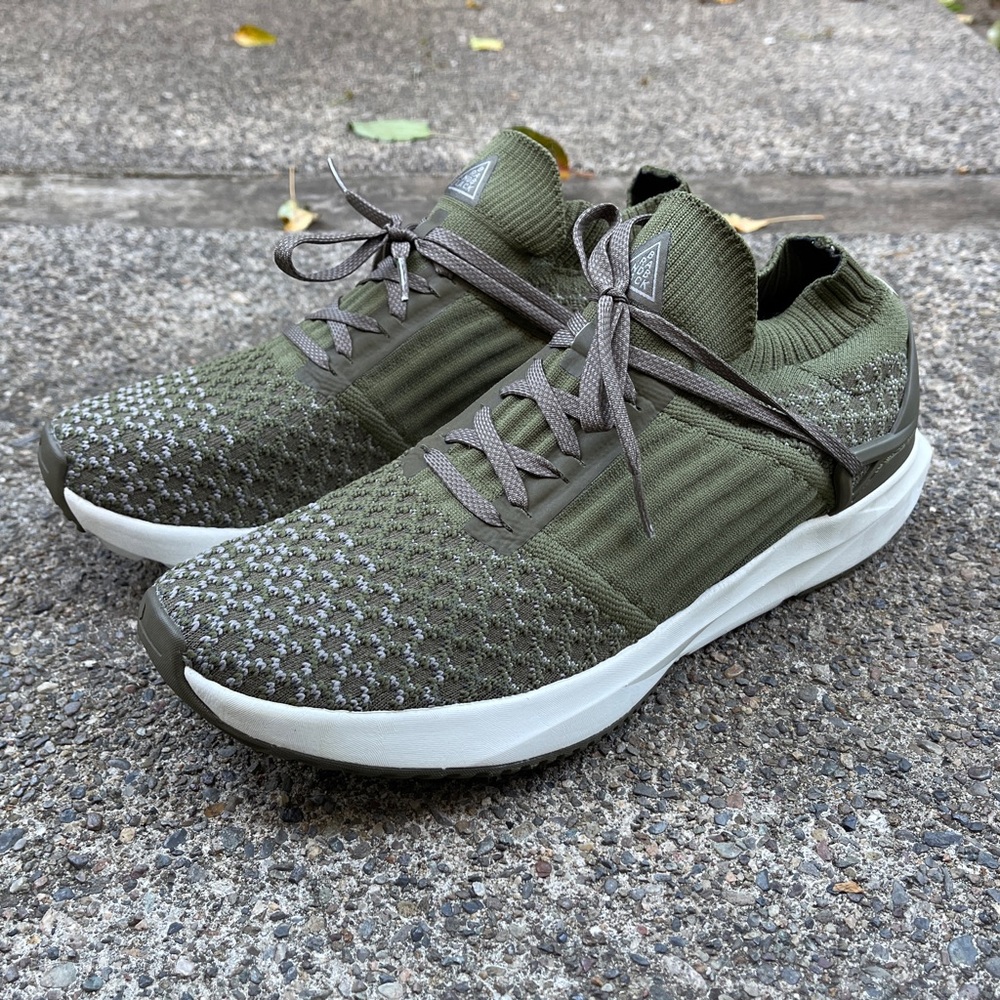 New Brandblack Knitted Sneaker men’s size 9